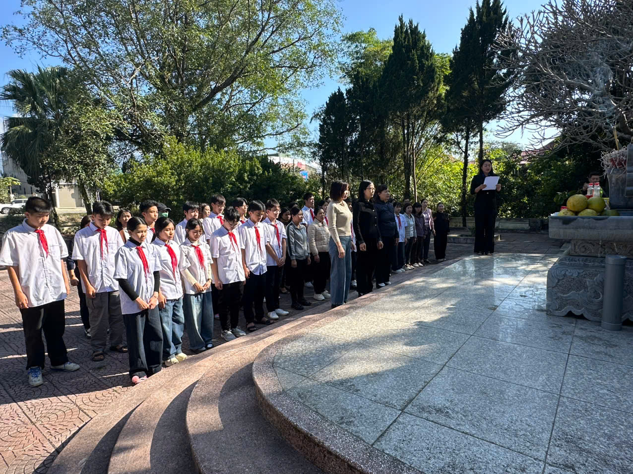 TRƯỜNG THCS NAM THANH HÀNH TRÌNH TRI ÂN VÀ BÀI HỌC LỊCH SỬ SỐNG ĐỘNG TẠI “ĐỊA CHỈ ĐỎ” NOONG NHAI