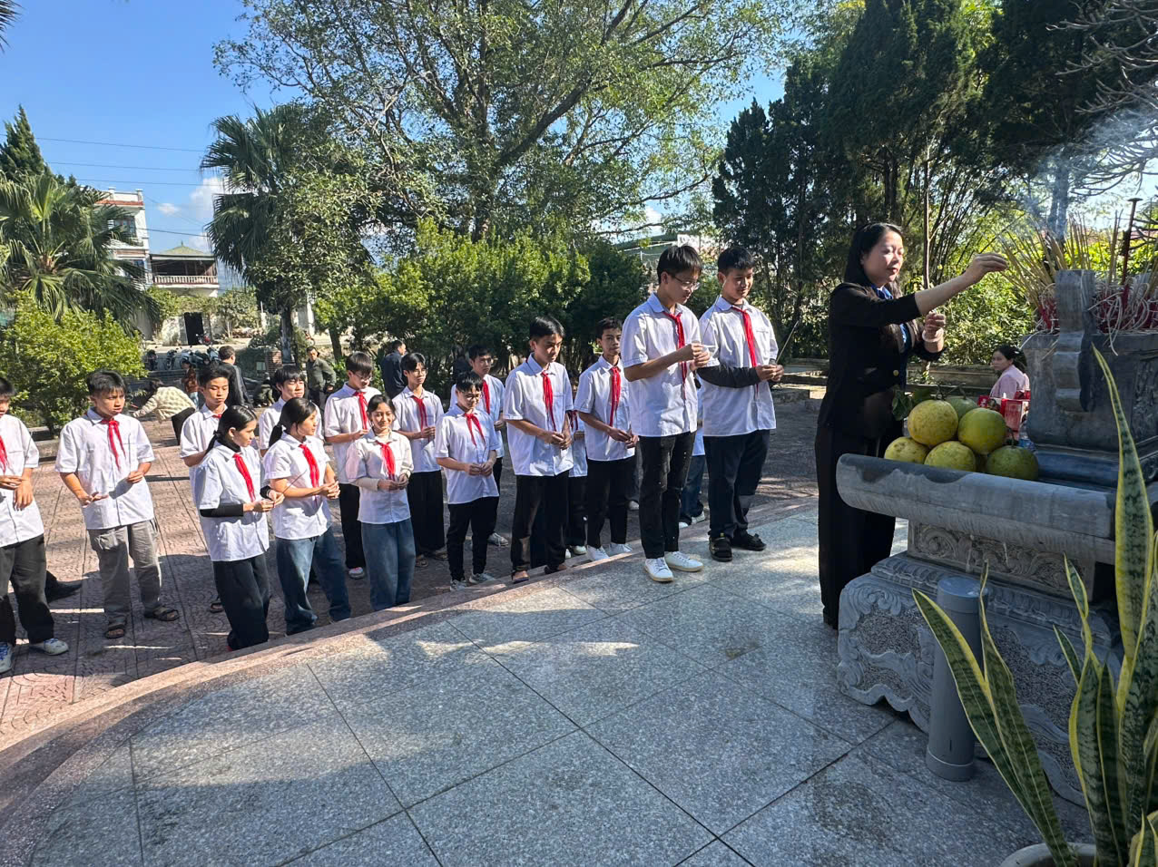 TRƯỜNG THCS NAM THANH HÀNH TRÌNH TRI ÂN VÀ BÀI HỌC LỊCH SỬ SỐNG ĐỘNG TẠI “ĐỊA CHỈ ĐỎ” NOONG NHAI