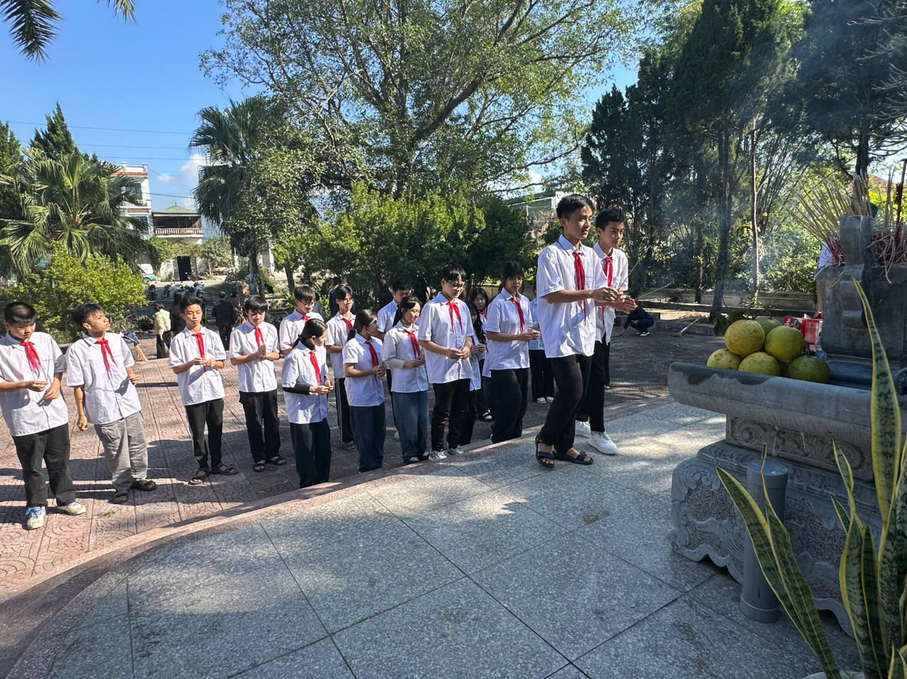 TRƯỜNG THCS NAM THANH HÀNH TRÌNH TRI ÂN VÀ BÀI HỌC LỊCH SỬ SỐNG ĐỘNG TẠI “ĐỊA CHỈ ĐỎ” NOONG NHAI