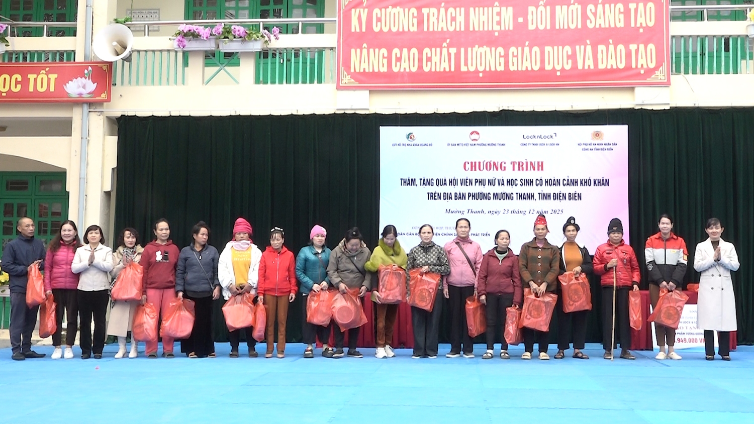 ẤM ÁP CHƯƠNG TRÌNH “ĐÔNG YÊU THƯƠNG” VÀ TRANG BỊ KỸ NĂNG PHÒNG CHỐNG LỪA ĐẢO TRÊN KHÔNG GIAN MẠNG