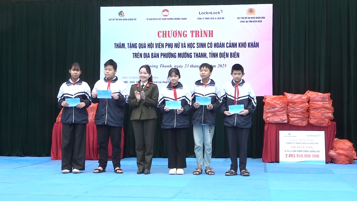 ẤM ÁP CHƯƠNG TRÌNH “ĐÔNG YÊU THƯƠNG” VÀ TRANG BỊ KỸ NĂNG PHÒNG CHỐNG LỪA ĐẢO TRÊN KHÔNG GIAN MẠNG