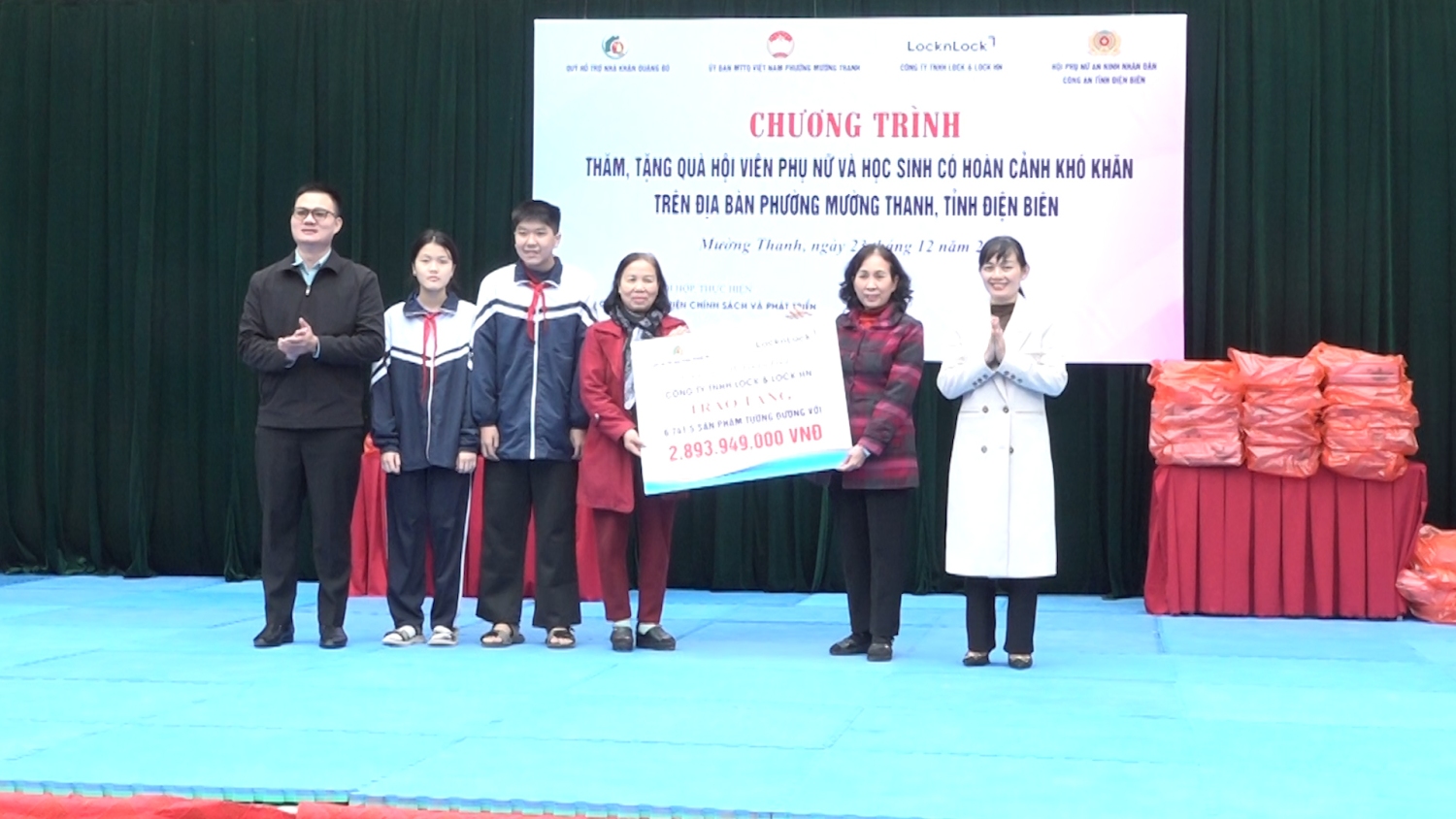 ẤM ÁP CHƯƠNG TRÌNH “ĐÔNG YÊU THƯƠNG” VÀ TRANG BỊ KỸ NĂNG PHÒNG CHỐNG LỪA ĐẢO TRÊN KHÔNG GIAN MẠNG