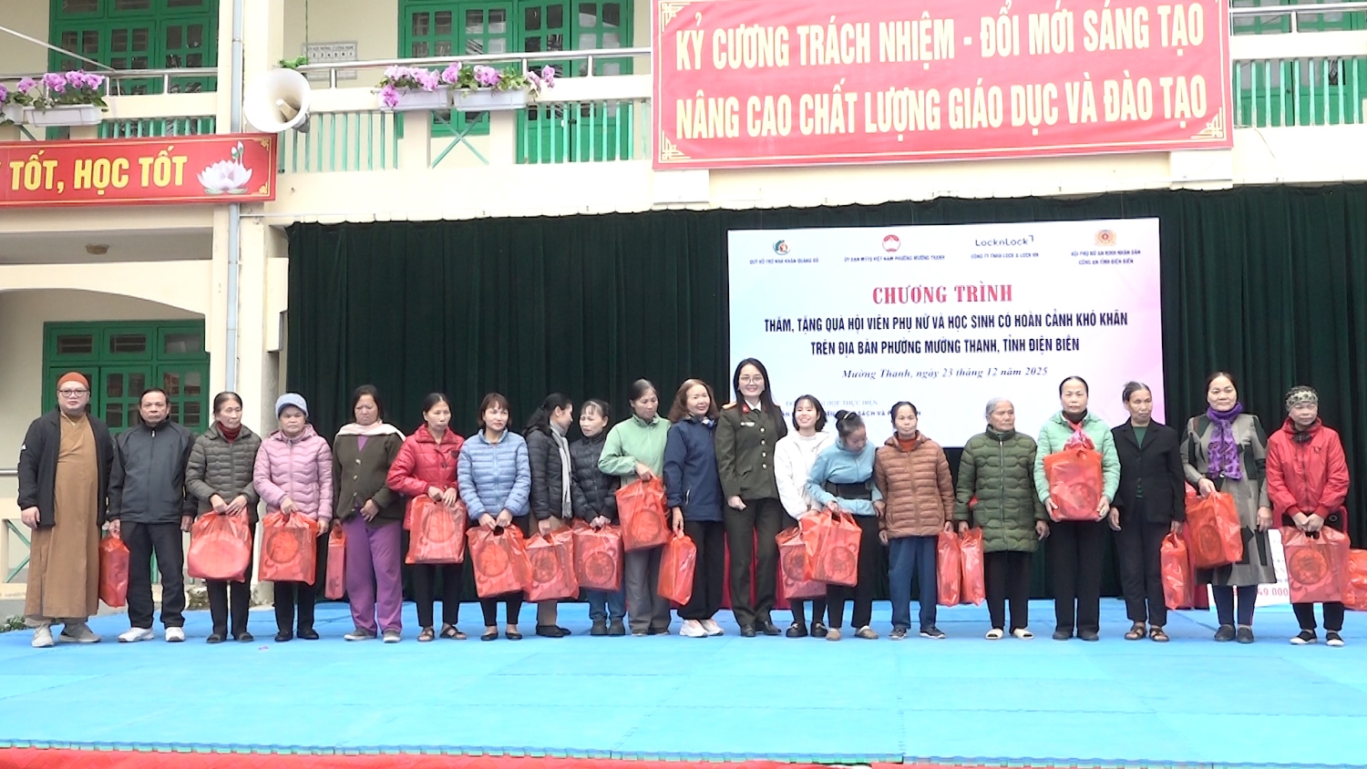 ẤM ÁP CHƯƠNG TRÌNH “ĐÔNG YÊU THƯƠNG” VÀ TRANG BỊ KỸ NĂNG PHÒNG CHỐNG LỪA ĐẢO TRÊN KHÔNG GIAN MẠNG