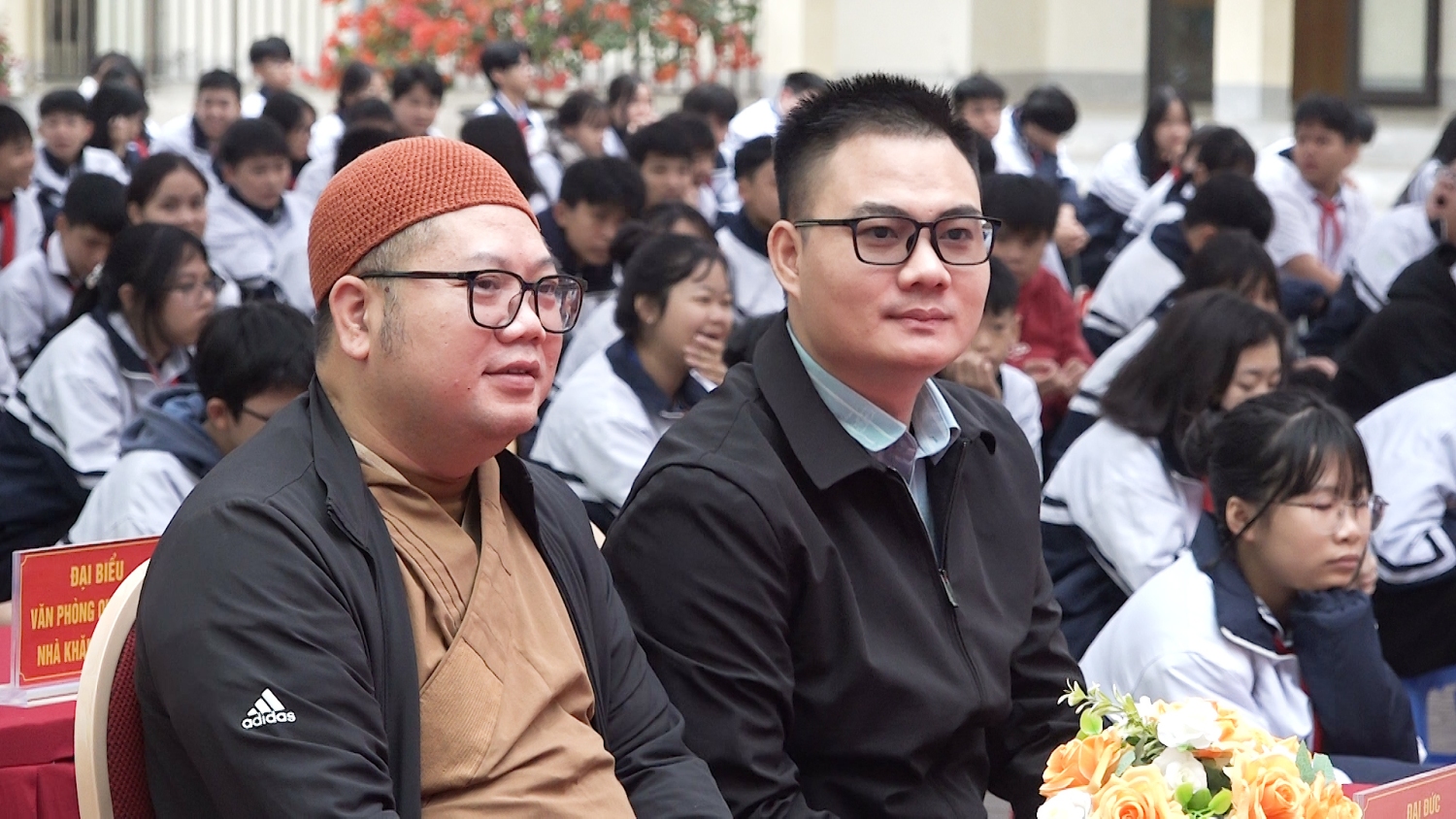 ẤM ÁP CHƯƠNG TRÌNH “ĐÔNG YÊU THƯƠNG” VÀ TRANG BỊ KỸ NĂNG PHÒNG CHỐNG LỪA ĐẢO TRÊN KHÔNG GIAN MẠNG