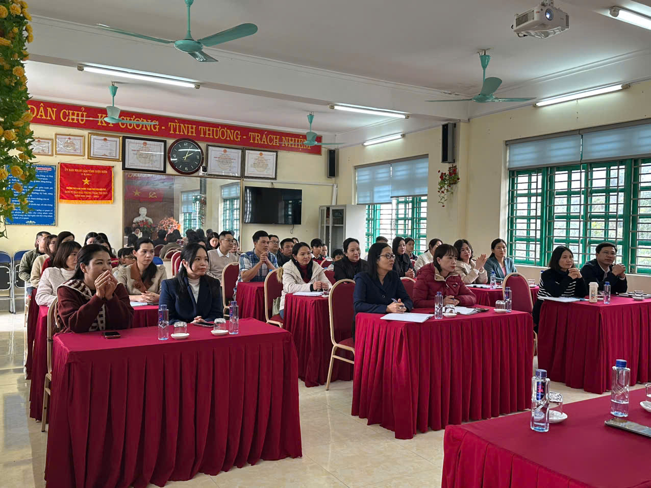 TRƯỜNG THCS NAM THANH VÀ CÁC TRƯỜNG PHƯỜNG MƯỜNG THANH VINH DỰ ĐÓN ĐOÀN CÔNG TÁC VIỆN KHOA HỌC GIÁO DỤC VIỆT NAM