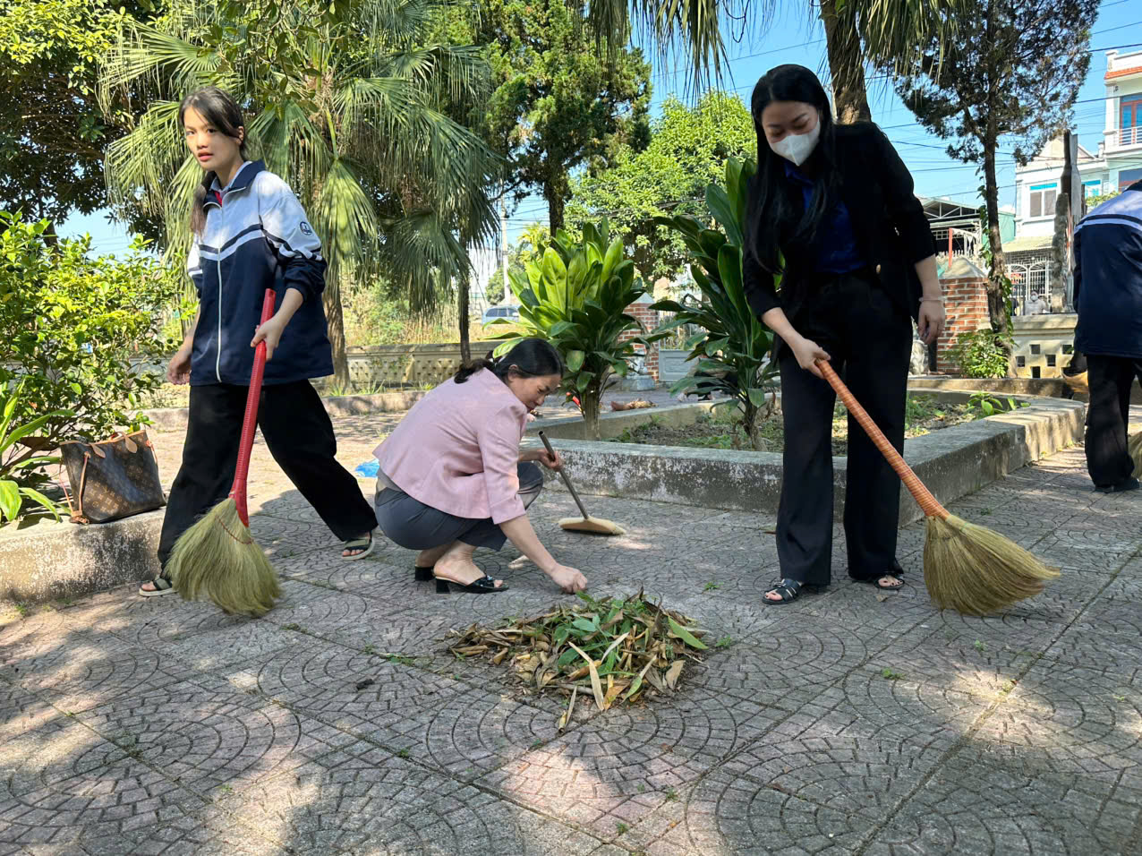 TRƯỜNG THCS NAM THANH HÀNH TRÌNH TRI ÂN VÀ BÀI HỌC LỊCH SỬ SỐNG ĐỘNG TẠI “ĐỊA CHỈ ĐỎ” NOONG NHAI