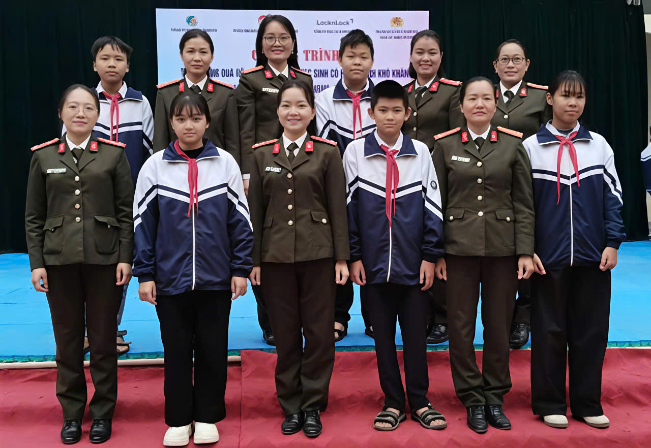 ẤM ÁP CHƯƠNG TRÌNH “ĐÔNG YÊU THƯƠNG” VÀ TRANG BỊ KỸ NĂNG PHÒNG CHỐNG LỪA ĐẢO TRÊN KHÔNG GIAN MẠNG