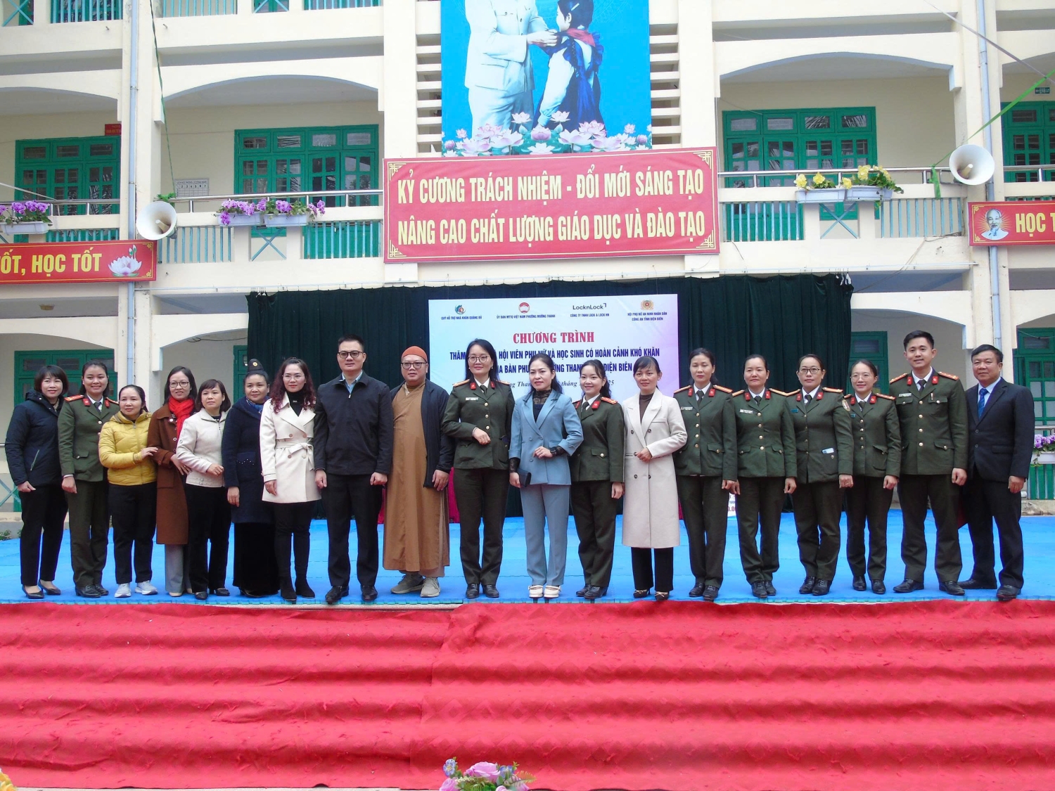 ẤM ÁP CHƯƠNG TRÌNH “ĐÔNG YÊU THƯƠNG” VÀ TRANG BỊ KỸ NĂNG PHÒNG CHỐNG LỪA ĐẢO TRÊN KHÔNG GIAN MẠNG