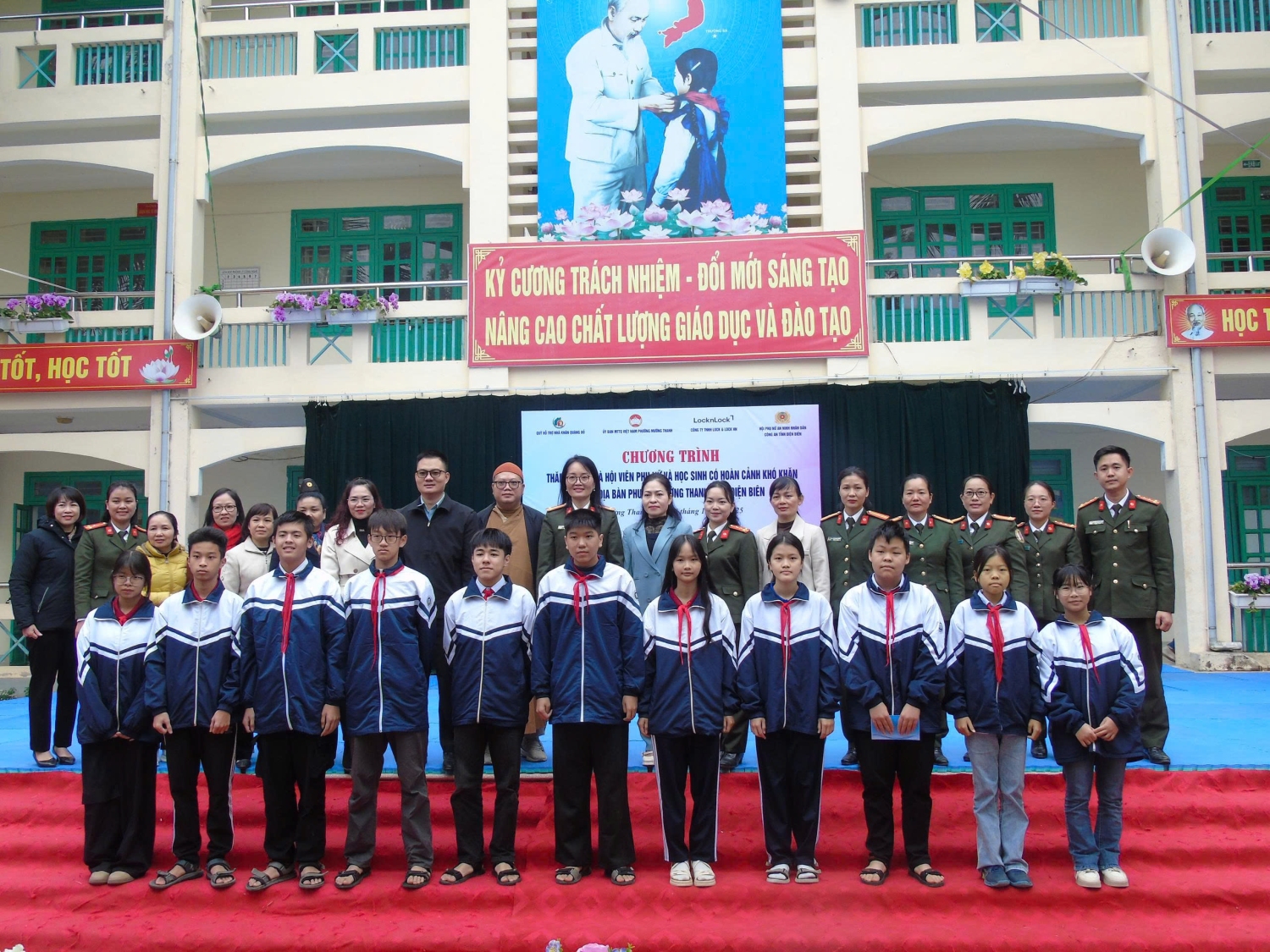 ẤM ÁP CHƯƠNG TRÌNH “ĐÔNG YÊU THƯƠNG” VÀ TRANG BỊ KỸ NĂNG PHÒNG CHỐNG LỪA ĐẢO TRÊN KHÔNG GIAN MẠNG