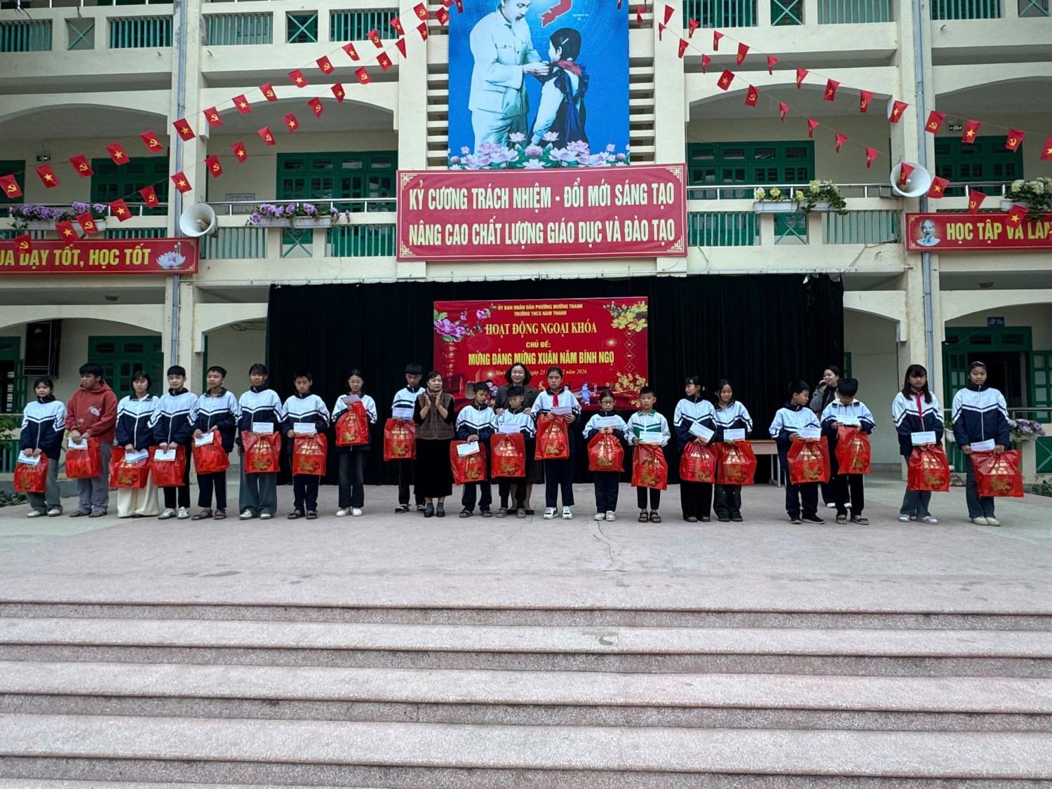 XUÂN YÊU THƯƠNG 2026 - THẦY VÀ TRÒ TRƯỜNG THCS NAM THANH SẺ CHIA TẤM LÒNG VỚI HỌC SINH CÓ HOÀN CẢNH KHÓ KHĂN