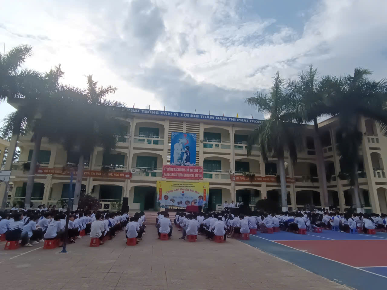 ẤM ÁP CHƯƠNG TRÌNH GIAO LƯU VĂN NGHỆ “THẮP SÁNG ƯỚC MƠ” TẠI TRƯỜNG THCS NAM THANH